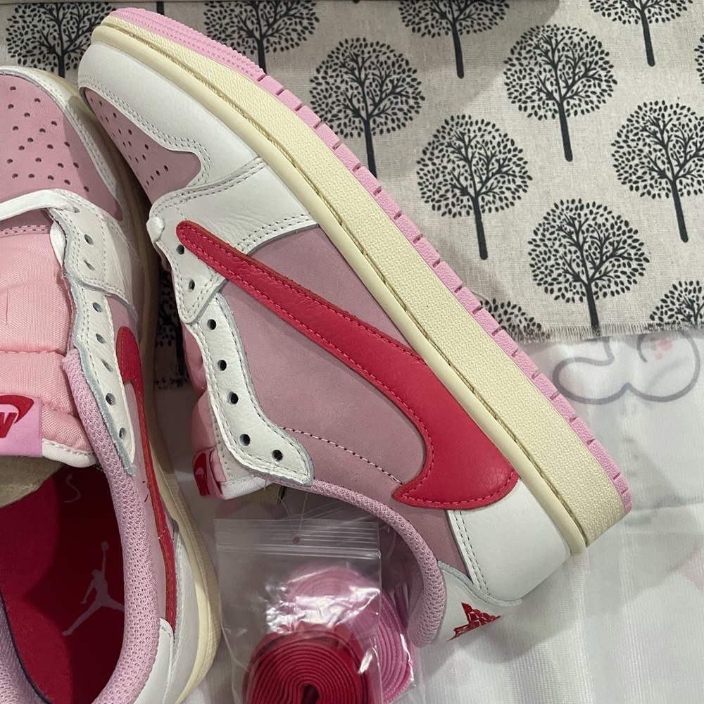 Travis Scott Women’s Low-Top Sneakers — Light Pink & Hot Pink & White - Picture 5 of 8